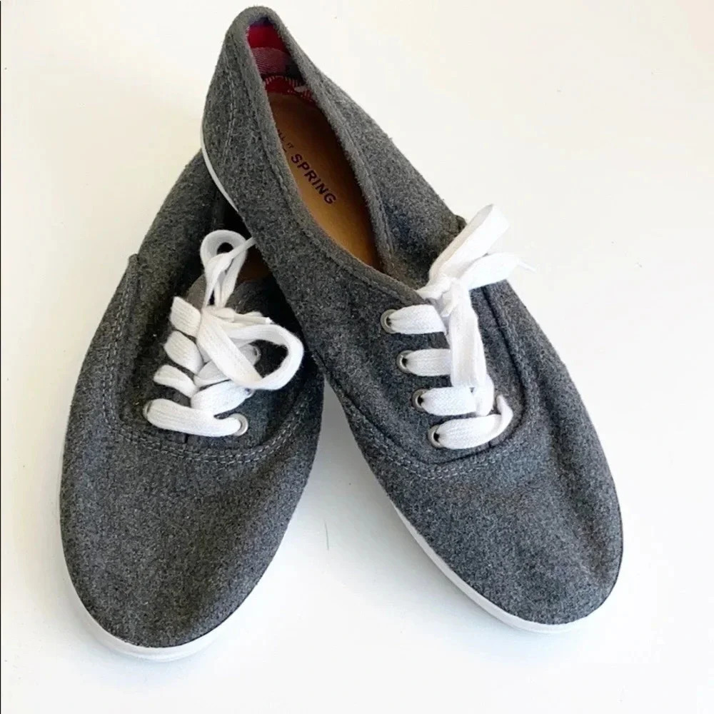 Call it spring Gray Canvas wool knit Top Flat Sneakers with plaid inside sz 7.5